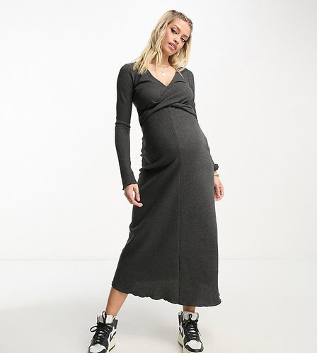 ASOS DESIGN Maternity - Robe mi-longue torsadée devant en tissu gaufré - Vert foncé - Asos Maternity - Modalova