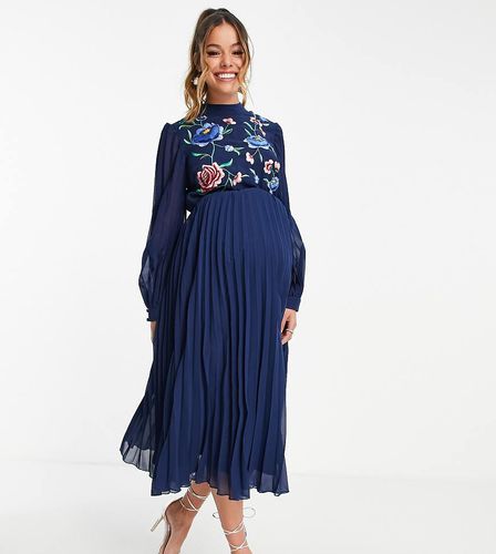 ASOS DESIGN Maternity - Robe patineuse mi-longue plissée à manches longues et col montant avec broderies - Asos Maternity - Modalova