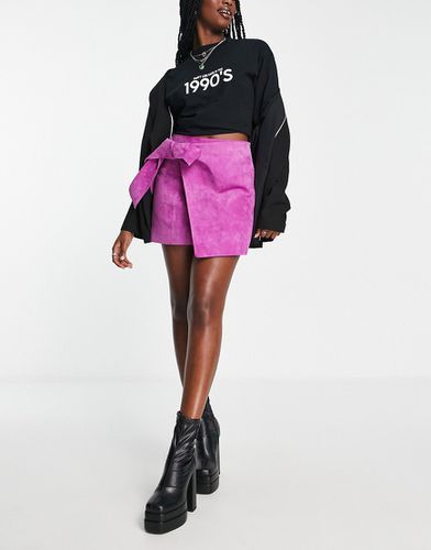 Mini-jupe portefeuille en daim avec détail noué - Magenta - Asos Design - Modalova