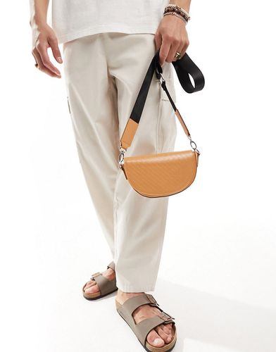 Mini sac bandoulière demi-lune en similicuir - Biscuit - Asos Design - Modalova
