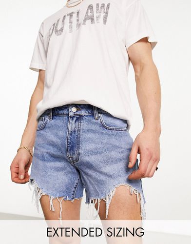 Short court en jean avec déchirures et ourlet brut - clair délavé - Asos Design - Modalova
