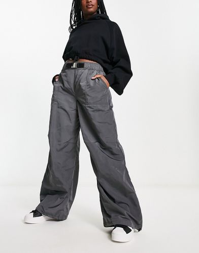 Pantalon cargo ample en tissu technique avec ceinture - Asos Design - Modalova