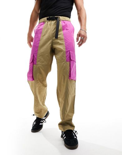 Pantalon cargo baggy avec ceinture en toile - Fauve et rose - Asos Design - Modalova
