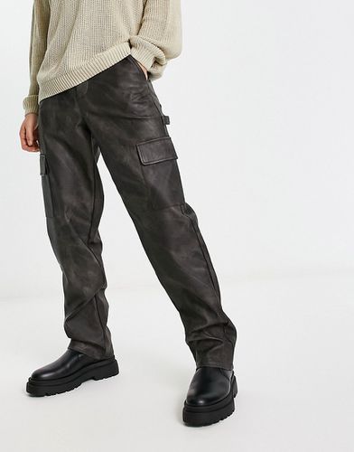 Pantalon cargo décontracté en similicuir délavé - Asos Design - Modalova