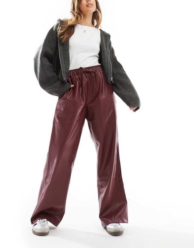 Pantalon ample facile à enfiler en similicuir - Bordeaux - Asos Design - Modalova