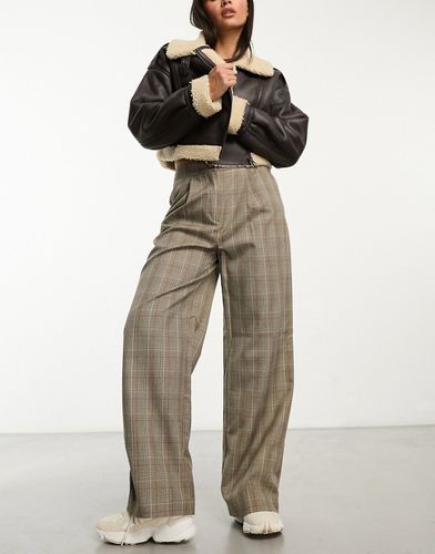 Pantalon dad décontracté à carreaux - Marron - Asos Design - Modalova