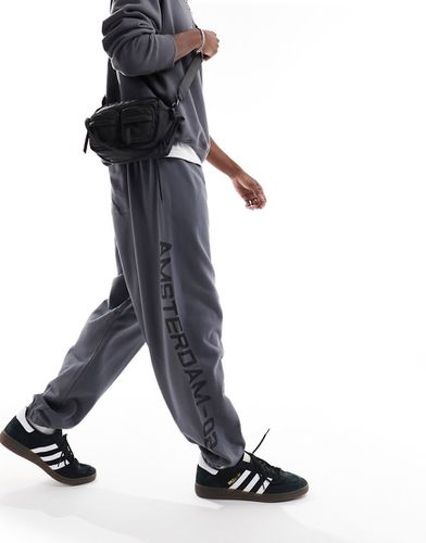Pantalon de jogging bouffant à imprimé Amsterdam - Anthracite - Asos Design - Modalova