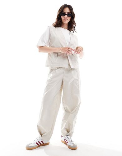 Pantalon d'ensemble fuselé avec patte de boutonnage sur la cheville - Taupe - Asos Design - Modalova