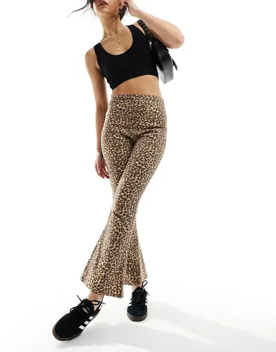 Pantalon évasé à imprimé léopard - Asos Design - Modalova