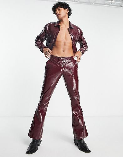 Pantalon évasé d'ensemble habillé à taille basse en imitation cuir - Asos Design - Modalova