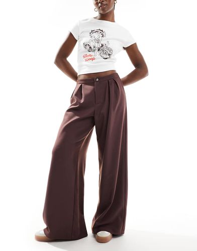 Pantalon plissé ample à taille basse et motif chevrons - Bordeaux - Asos Design - Modalova