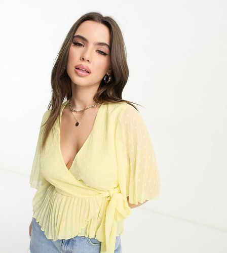 Petite - Blouse cache-caur en tissu façonné à manches courtes et ourlet à basque plissé - Citron - Asos Design - Modalova