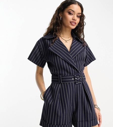 ASOS DESIGN Petite - Combishort ajusté à manches courtes, ceinture et fines rayures - Asos Petite - Modalova