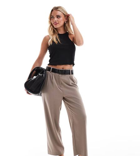 ASOS DESIGN Petite - Pantalon ample ajusté à taille haute froncée et détail ceinture - Taupe - Asos Petite - Modalova