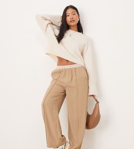 Petite - Pantalon court facile à enfiler avec ceinture contrastante - Taupe - Asos Design - Modalova