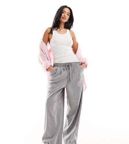 ASOS DESIGN Petite - Pantalon de tailleur à enfiler à fines rayures - Asos Petite - Modalova