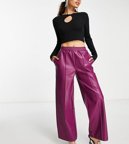 Petite - Pantalon droit en similicuir style pantalon de jogging - Prune - Asos Design - Modalova