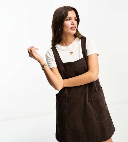 ASOS DESIGN Petite - Robe chasuble en velours côtelé - Chocolat - Asos Petite - Modalova