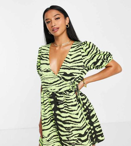 ASOS DESIGN Petite - Robe babydoll portefeuille courte à manches courtes et imprimé zèbre - Citron vert - Asos Petite - Modalova