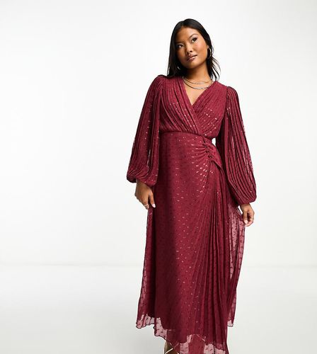 ASOS DESIGN Petite - Robe portefeuille longue en mousseline plissée effet plumetis avec détail boutonné - Bordeaux métallisé - Asos Petite - Modalova