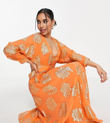 ASOS DESIGN Petite - Robe rétro longue avec manches chauve-souris et ceinture en jacquard métallisé - Orange - Asos Petite - Modalova