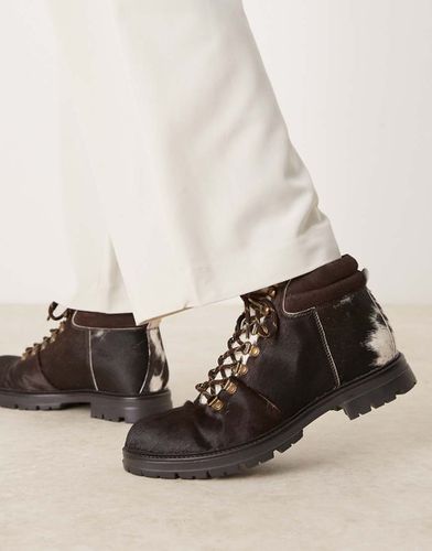 Premium - Bottines de randonnée à lacets à motif vache - Asos Design - Modalova