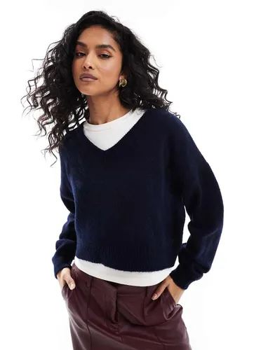 Pull court à col en V en maille lâche - Asos Design - Modalova