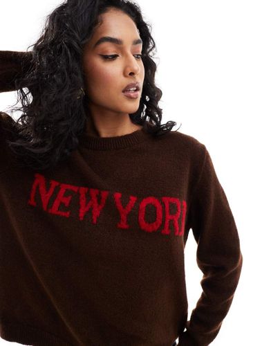 Pull en maille avec imprimé graphique New York - chocolat - Asos Design - Modalova