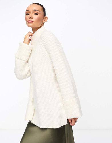 Pull long et épuré à col montant avec revers aux manches - Crème - Asos Design - Modalova