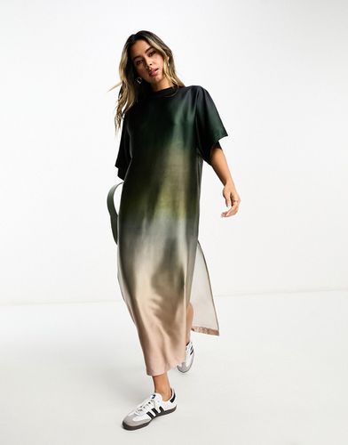 Robe t-shirt mi-longue oversize satinée - Kaki dégradé - Asos Design - Modalova