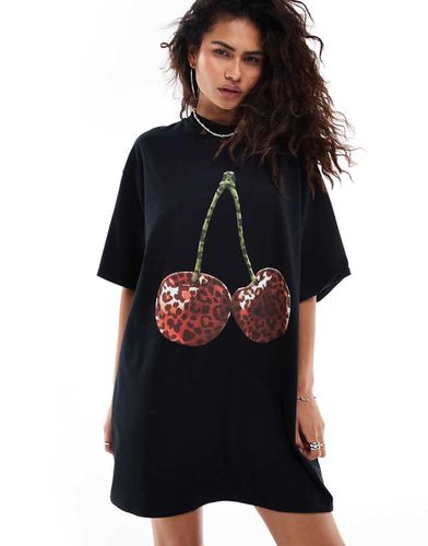 Robe t-shirt courte oversize à imprimé graphique léopard et cerises - Asos Design - Modalova