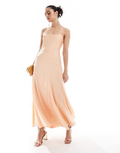 Robe bandeau mi-longue en satin avec encolure structurée - Pêche - Asos Design - Modalova