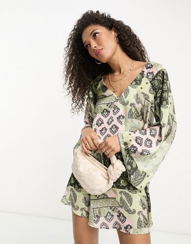 Robe babydoll courte à col V et manches kimono avec lanières croisées au dos - Imprimé cachemire varié - Asos Design - Modalova