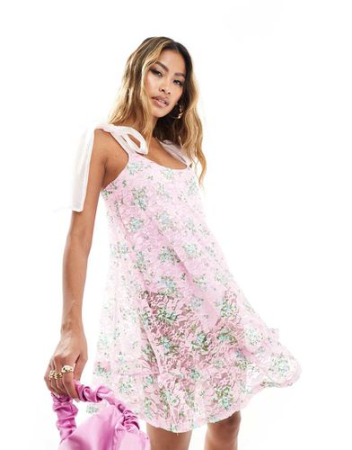 Robe babydoll courte à fleurs avec bretelles nouée en dentelle - Rose - Asos Design - Modalova