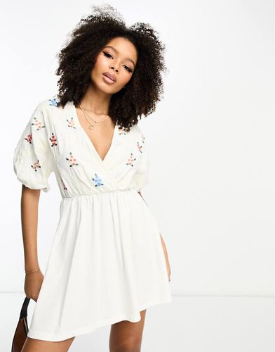 Robe babydoll courte avec croix en dentelle et broderies - Crème - Asos Design - Modalova