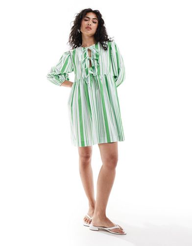 Robe babydoll courte avec naud sur la poitrine à rayures - Vert pomme - Asos Design - Modalova