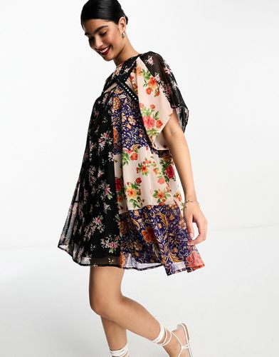 Robe babydoll courte en mousseline avec patchwork fleuri et bordures à miroir - Asos Design - Modalova