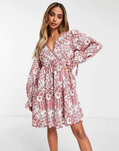 Robe babydoll courte en sergé festonné à carreaux vichy et fleurs rétro - Rouge - Asos Design - Modalova