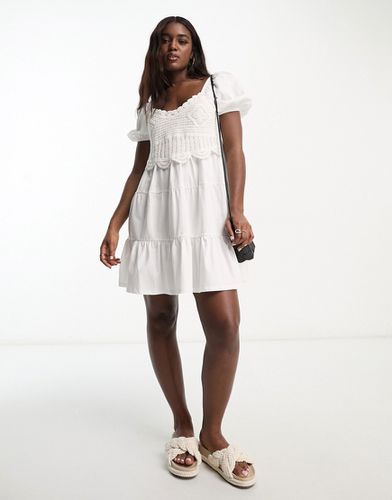 Robe babydoll courte étagée avec manches courtes et détails en crochet - Ivoire - Asos Design - Modalova