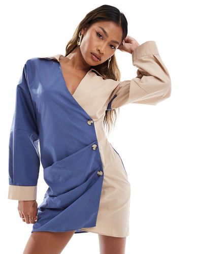 Robe chemise asymétrique semi cache-caur boutonnée devant - Fauve et bleu marine - Asos Design - Modalova