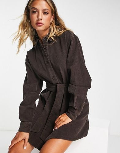 Robe chemise en velours côtelé avec ceinture - Chocolat - Asos Design - Modalova