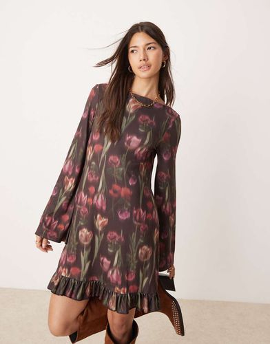 Robe courte à volants et fleurs bohème avec manches longues et dos ouvert - Asos Design - Modalova