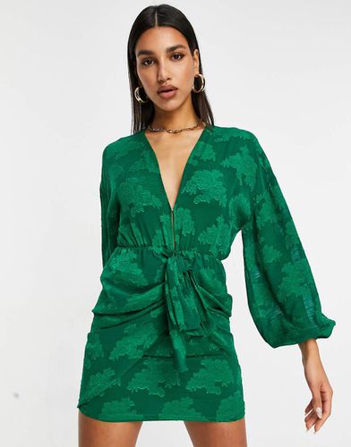 Robe courte à décolleté plongeant nouée sur le devant avec motif fleuri en jacquard - Asos Design - Modalova