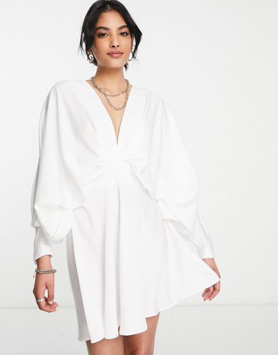 Robe courte à manches chauve-souris en satin avec jupe en biais et dos noué - Ivoire - Asos Design - Modalova