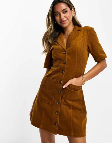 Robe courte boutonnée en velours côtelé - Tabac - Asos Design - Modalova