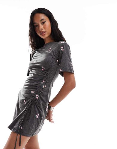 Robe courte brodée délavée à manches courtes avec fronces sur les côtés - Asos Design - Modalova