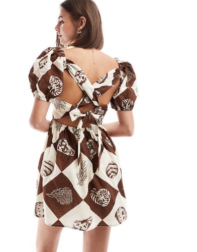 Robe courte en coton plumetis avec liens dans le dos - Imprimé coquillages - Asos Design - Modalova