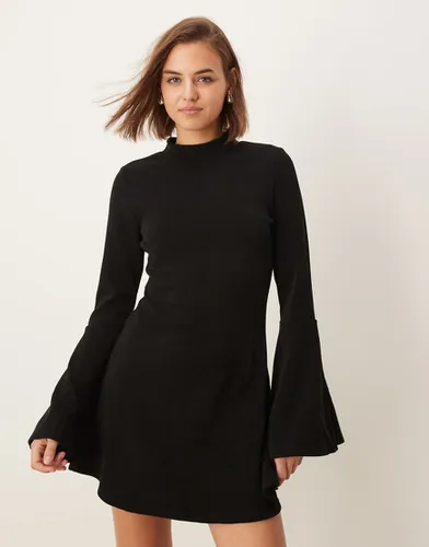 Robe courte en velours côtelé à manches évasées - Asos Design - Modalova