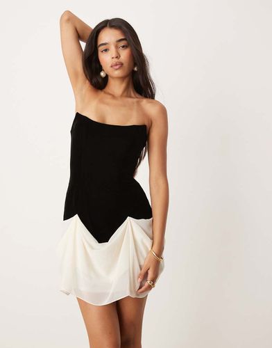 Robe courte structurée en velours avec jupe drapée contrastante en mousseline - Asos Design - Modalova