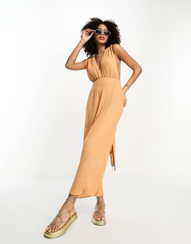 Robe d'été mi-longue effet froissé à décolleté plongeant avec jupe portefeuille et lien à franges - Camel - Asos Design - Modalova